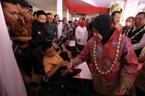 Serahkan Bantuan, Mensos Risma Semangati Disabilitas agar Dapat Berprestasi