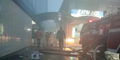 Gedung Bank BCA di Surabaya Terbakar, 12 Unit Damkar Dikerahkan