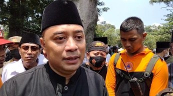 Isak Tangis Wali Kota Eri Kenang Pesan Sang Ayah untuk Warga Surabaya