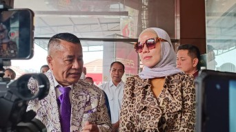 Kembali Datangi Polda Jatim Bareng Hotman Paris, Venna Melinda Curhat Soal Ferry