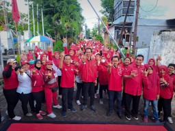 Rangkaian HUT Emas, PDIP Surabaya Gelar Tanam Pohon dan Bersih-bersih DAS