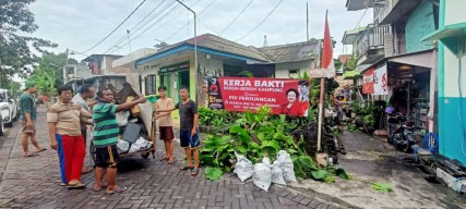 Kader PDIP Surabaya Kerja Bakti Bersih Kampung, Adi Sutarwijono: Terus Bergerak
