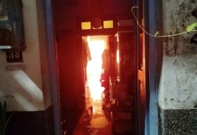 Rumah Padat Penduduk di Surabaya Terbakar, 13 Unit Damkar Dikerahkan