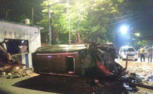 Tabrakan dengan Honda Beat, Mitsubishi Pajero Terbalik dan Ringsek
