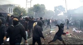 Demo Aremania Ricuh, Kantor Arema Dirusak