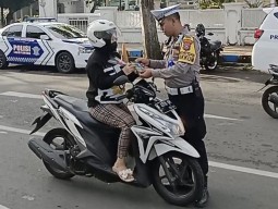Valentine, Polisi Probolinggo Bagi-bagi Bunga dan Cokelat ke Pengendara Tertib