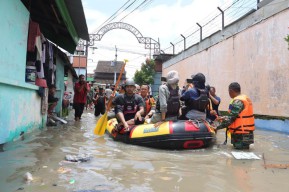 Kemensos Salurkan Bantuan untuk Warga Terdampak Banjir di Solo dan Sukoharjo