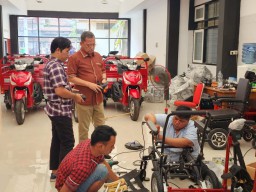 Peduli Disabilitas, Mensos Risma Pastikan Ketersediaan Kursi Roda