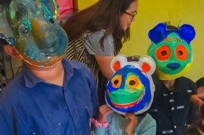 Artotel TS Suites Surabaya Ajak Anak-Anak HIV Melukis Topeng di Bulan Penuh Cinta