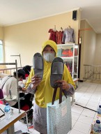 Diberdayakan Kemensos, Kerajinan Sandal Warga Kampung Bedeng Bisa Masuk ke Hotel