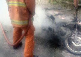 Motor Yamaha Vega Hangus Terbakar di Jalan Gunungsari Surabaya