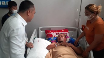 Jenguk Petugas Satpol PP Korban Tabrak Pemotor Mabuk, Wali Kota Surabaya Minta Proses Hukum Lanjut