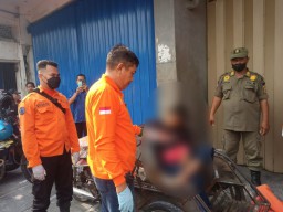 Semalaman Tidur di Depan Toko, Tukang Becak Ini Ditemukan Tak Bergerak Lagi