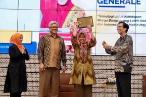 Berkontribusi Besar, Mensos Risma Diganjar Penghargaan Anugerah Angka Nitisastro dari ITS