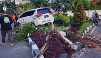 Pecah Ban, Toyota Inova Nyungsep ke Taman