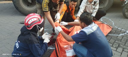 Kecepatan Tinggi, Biker di Surabaya Tewas Usai Tabrak Truk Parkir