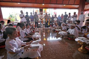 Wali Kota Eri Beri 1.339 Beasiswa Kepada Pelajar Penghafal Kitab Suci Lintas Agama se-Surabaya