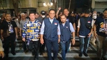 Anies Baswedan Malam Mingguan Di Tunjungan, Asik Nyanyi dengan Band Jalanan