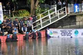 Peringati Hari Air, Anies Baswedan Lepas 5 Ribu Ikan di Sungai Kalimas Surabaya