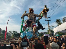 Pawai Ogoh-Ogoh Sedot Antusiasme Warga, Wali Kota Eri Janjikan Tahun Depan Meriah