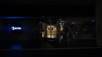 Turut Kampanyekan Earth Hour, Artotel TS Suite Surabaya Ajak Pengunjung Malam Minggu Gelap-gelapan Satu Jam