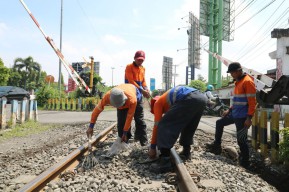 KAI Daop 8 Remajakan Kembali Jalur Kereta, Pastikan Aman Perjalanan Mudik