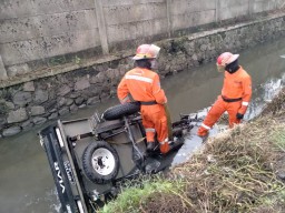 Hindari Mobil, Motor Roda Tiga di Surabaya Tercebur ke Sungai