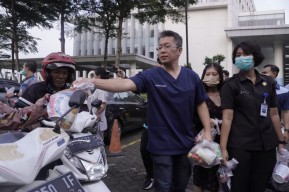 Dokter National Hospital Bagi-bagi Takjil Bergizi dan Beri Tips Jaga Kesehatan saat Mudik