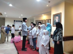 Ramadan Terakhir, DPRD Surabaya Beri Santunan dan Bingkisan Lebaran kepada Anak Yatim