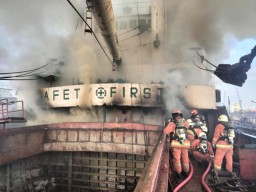 Kapal Kargo Tebakar di Pelabuhan Perak Surabaya