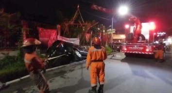 Diduga Mengantuk setelah Beribadah di Masjid Agung Surabaya, Mobil Terporosok ke Saluran Air