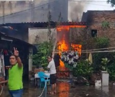 Ditinggal Mudik, Sebuah Gudang Rumah di Surabaya Terbakar