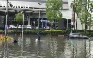 Surabaya Banjir Lagi, Jalan Mayjen Sungkono Lumpuh
