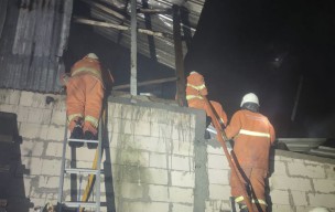 Rumah di Jalan Panjang Jiwo Surabaya Terbakar, 12 Unit Damkar Dikerahkan