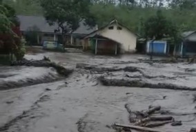 Akses Dua Desa di Bondowoso Terputus Akibat Banjir dan Longsor