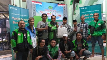 Kampanyaken Berkegiatan Jadi Berkah, Komunitas Infinix dan Ojol Surabaya Santuni Anak Yatim