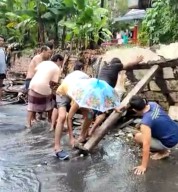 Hujan Deras, Tanggul Sungai di Surabaya Jebol dan Menimpa Motor