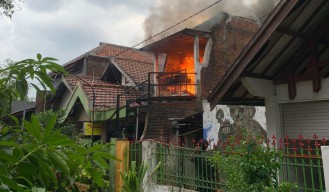 Diduga Konsleting Listrik, Rumah di Rungkut Terbakar Satu Korban Alami Luka Bakar