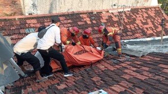 Ditemukan Mayat Seorang Nenek di Atas Genteng