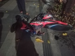 Biker di Surabaya Tewas Tabrak Bola Hias Pembatas Jalan