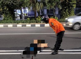 Penumpang Wanita Tewas Usai Kecelakaan Tunggal di Jalan Raya Darmo Surabaya