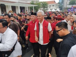 Ribuan Warga Surabaya Antusias Sambut Ganjar Pranowo di Balai Pemuda