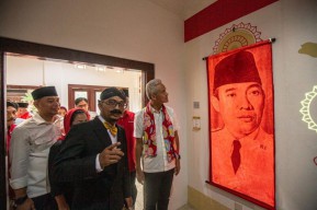 Kunjungi Rumah Bung Karno di Surabaya, Ganjar Pranowo Basuh Diri dari Air Sumur Tua