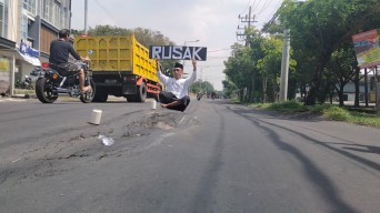 Protes Teatrikal Warga Wiyung Jalanan Rusak: Ini Surabaya Bukan Lampung