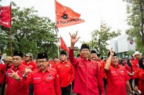 Meriah, PDI-Perjuangan Surabaya Daftarkan Bacaleg dengan Longmarch