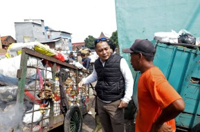 Ini Langkah Wali Kota Eri Atasi Sampah Tercecer di Jalan