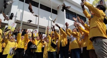 Golkar Surabaya Daftarkan Caleg dengan Aksi Pelepasan Burung Merpati