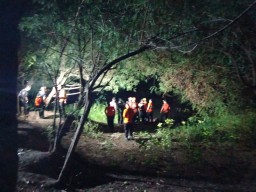 Air Surut, 10 Orang Tim Autopsi Paus Balin hingga Kini Masih Terjebak Lumpur