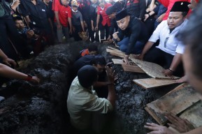 Duduk di Teras Berdua, Begini Kenangan Wali Kota Eri Bersama Whisnu Sakti Buana