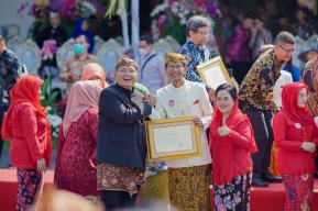 Peringatan HJKS ke 730, PT SIER Terima Penghargaan Wajib Pajak Teladan dari Wali Kota Surabaya